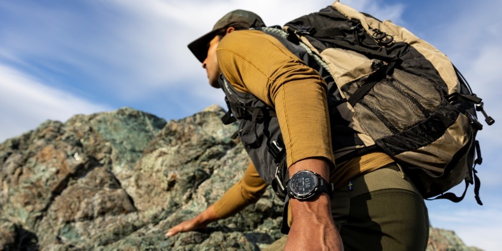 garmin-vydal-novy-hybrid-instinct-crossover-nabidne-amoled-displej-a-mechanicke-rucky (1)